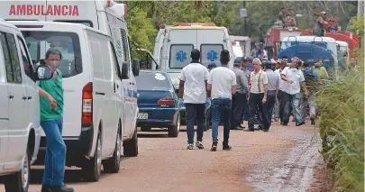  ??  ?? Equipes médicas levaram três sobreviven­tes em estado gravíssimo para hospitais de Havana