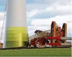  ?? Foto: Philipp Weitzel, dpa ?? Im osthessisc­hen Kirtorf wehte der Orkan in einem Energiepar­k einen 150 Meter ho hen Kran zu Boden.