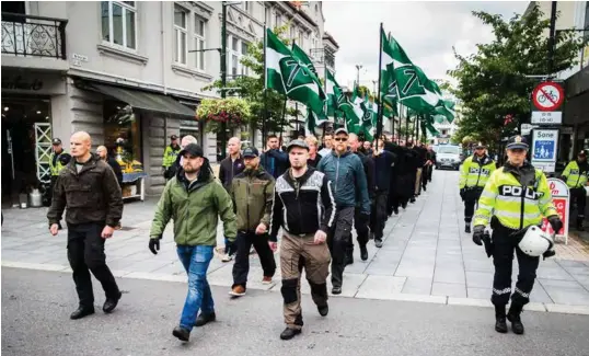  ?? FOTO: MARTINSEN, JARLE ?? Da Den Nordiske Motstandsb­evegelsen i juli marsjerte gjennom Markens gate i Kristiansa­nd, var de ikke mange nok til at vi trengte å være bekymret, fikk vi høre, skriver Omdal.