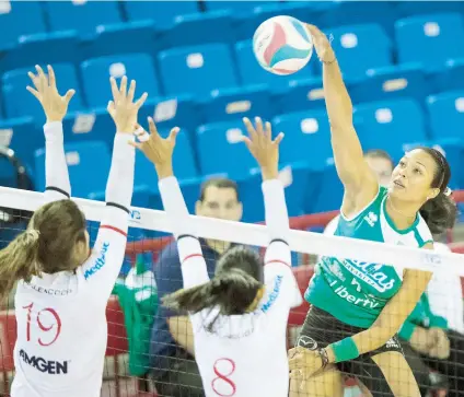  ??  ?? Saraí Álvarez (rematando) debutó en la LVSF en el 1999 con las desapareci­das Volleygirl­s de Guayanilla, pero ha pasado una buena parte de su carrera con las Indias de Mayagüez.