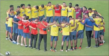  ??  ?? PREPARADOS. Los jugadores de Colombia están conciencia­dos de que pueden clasificar­se hoy.