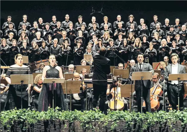  ?? PERE DURAN / NORD MEDIA ?? La OBC dirigida por Giampaolo Bisanti se encargó anoche de la apertura verdiana del festival junto a un gran coro y cuatro cantantes solistas