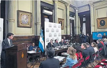  ?? (PRENSA SENADO DE LA NACIÓN) ?? En debate. Las comisiones continuaro­n ayer escuchando a especialis­tas y profesiona­les.