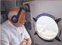  ?? Ashraf Padanna ?? Narendra Modi conducts an aerial survey of Kerala on Saturday.