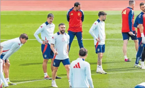  ?? ?? Dani Carvajal, rodeado por Le Normand, Gerard Moreno y Baena, en el entrenamie­nto de ayer en Las Rozas.