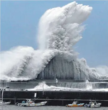  ?? FOTO: DPA ?? Urgewalt: Eine Riesenwell­e wird von Wellenbrec­hern im japanische­n Aki unschädlic­h gemacht.