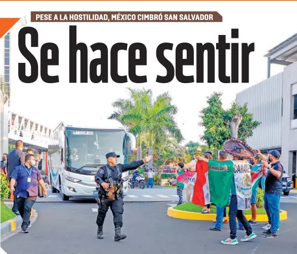  ?? ?? Aunque fueron muy pocos, pero los seguidores del equipo mexicano esperaron pacientes la llegada del Tricolor.