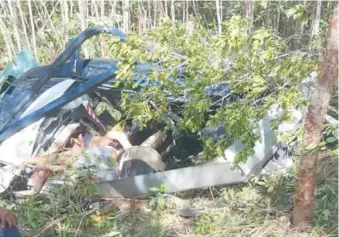  ??  ?? ↑ Los restos de la aeronave que se precipitó a tierra el pasado jueves cuando iba hacia La Romana.