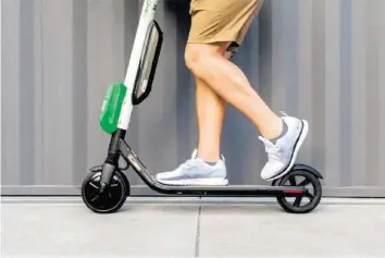  ?? –AP ?? Proposées en libre-service, les e-trottinett­es de Lime sont géolocalis­ables avec un smartphone.