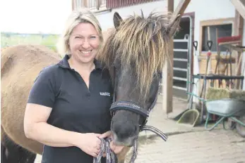  ?? FOTO: JASMIN BÜHLER ?? Sonja Waggershau­ser hat ihr Herz an Islandpfer­de verloren, so wie an Gáska von Bachäcker aus ihrer eigenen Zucht. Ihr erstes eigenes Pferd hat sich Waggershau­ser im Alter von 16 Jahren gekauft.