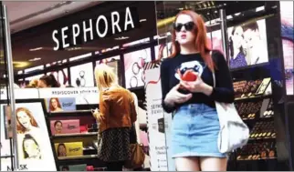  ?? GLENDA KWEK/AFP ?? Shoppers pass by a retail store in Sydney’s Pitt Street Mall on July 5.