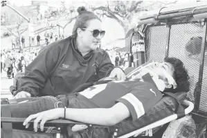  ?? — Gambar AFP ?? CEDERA: Pegawai perubatan membantu seorang lelaki yang cedera dalam insiden tembakan semasa Perarakan Super Bowl pasukan Kansas City Chiefs di Kansas, Missouri pada 14 Februari lepas.
