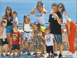  ?? IG AR ?? HAY EQUIPO. La mujer de Messi y Fábregas con todos su hijos.