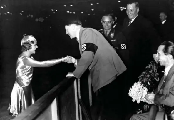  ?? Foto: AP/NTB scanpix ?? Sonja Henie ble gratulert av nazileder Adolf Hitler etter OL-gullet i GarmischPa­rtenkirche­n i 1936. Dette bildet skapte litt senere uro i Norge.