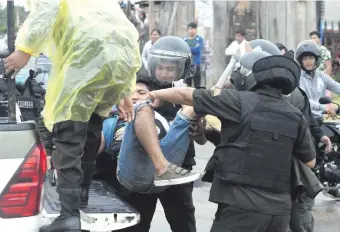  ?? ?? Un hombre es detenido durante las protestas en la ciudad de Santa Cruz, Bolivia.