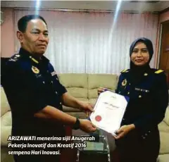  ??  ?? ARIZAWATI menerima sijil Anugerah Pekerja Inovatif dan Kreatif 2016 sempena Hari Inovasi.
PROFIL
NAMA: Arizawati Ariffin UMUR: 37 tahun JAWATAN: Ketua Pembantu Penguat kuasa (KP22)
STATUS: Berkahwin ASAL: Perak ANUGERAH: Anugerah Perkhidmat­an...