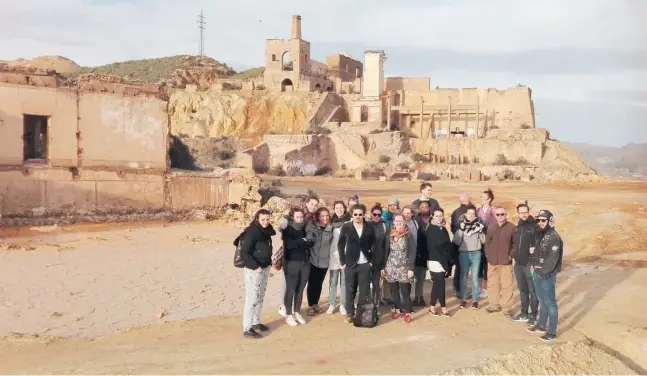  ?? Foto: Sandra Gyurasits ?? Mariano Guillén (3. v. r.) hat eine Gruppe deutscher Studenten der Kulturwiss­enschaften aus München durch die Minen von Mazarrón geführt.