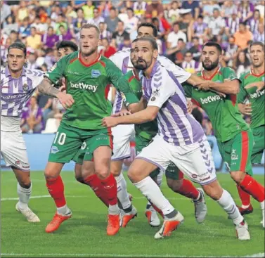  ??  ?? MUY IGUALADO. Guidetti y Borja pelean por la posición antes de que llegue el balón.