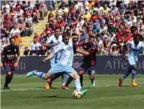  ?? ALBANO ANGILLETTA/EPA ?? JAGA PELUANG KE LIGA CHAMPIONS: Aksi Senad Lulic (tengah) saat melakukan eksekusi penalti ke gawang Crotone tadi malam.