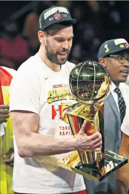  ?? / EZRA SHAW (AFP) ?? Marc Gasol, con el trofeo de campeón de la NBA tras ganar el sexto partido a los Warriors.