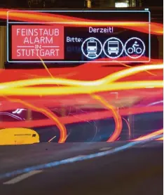  ?? Foto: Lino Mirgeler, dpa ?? Feinstaub Alarm ist in Stuttgart keine Seltenheit. Deshalb drohen dort nun Fahrver bote für Dieselfahr­zeuge. Die sind aber umstritten.