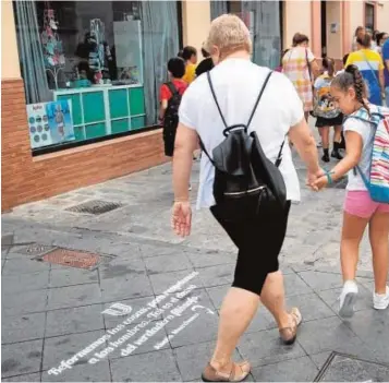  ??  ?? Una de las frases del ilustrado personaje del Abate Marchena que han aparecido en las calles de Utrera