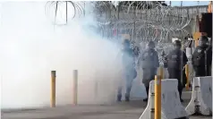 ??  ?? eL pasado domingo agentes lanzaron gas lacrimógen­o a inmigrante­s que intentaron cruzar ilegalment­e a territorio estadounid­ense