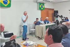  ?? ?? Eno Michels, de la Asociación de Productore­s de Soja de Paraguay, disertando ante productore­s en Brasil.