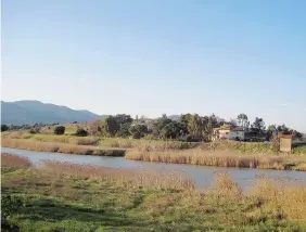  ??  ?? Toscana felixUno scorcio del fiume Bruna tra le terre della Maremma, in provincia di Grosseto