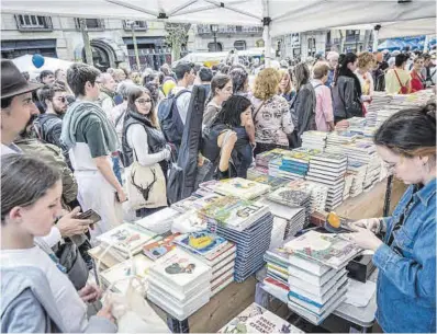  ?? ?? Tenderetes con libros en la fiesta de Sant Jordi del año pasado en la Rambla de Barcelona.
