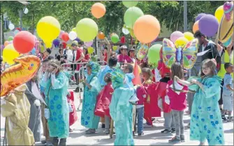  ??  ?? Les enfants sur la place des Fontaines