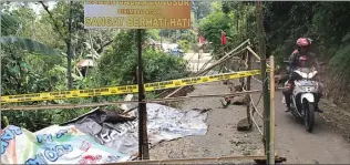  ?? ANGGI FRIDIANTO/JAWA POS RADAR JOMBANG ?? BELUM DITANGANI: Bahu jalan yang longsor di Dusun Jarak Trajan, Desa Jarak, Kecamatan Wonosalam.