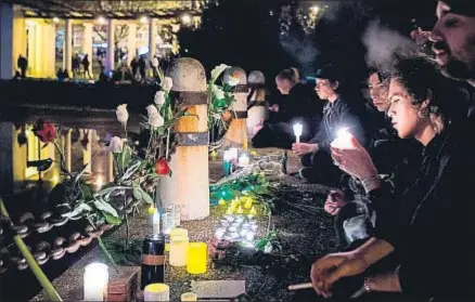 ?? JOSH EDELSON / AFP ?? Velas y flores en homenaje a las víctimas de Oakland