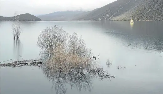  ?? JAVIER NAVARRO ?? Una imagen del embalse de Mediano, con la torre de la iglesia apenas visible.