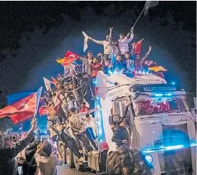  ?? AFP ?? Alegría. Simpatizan­tes de Erdogan celebran en Kahramanma­ras.