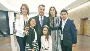  ??  ?? El Bronco y 4 de sus hijos, junto a Adalina Dávalos, su esposa.