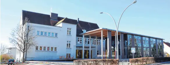  ?? FOTO: BBB ?? Weil die Kosten für die Sanierung und Erweiterun­g der JakobGrets­erSchule aus dem Ruder gelaufen sind, sollen die Kosten für einen Neubau auf der grünen Wiese geprüft werden.