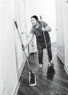  ?? Marie D. De Jesús / Staff photograph­er ?? Julia De Leon, a domestic worker in Houston, starts her day cleaning the apartment of one of her clients.