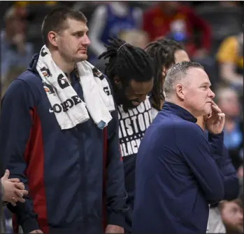  ?? AARON ONTIVEROZ — THE DENVER POST ?? Nuggets players Nikola Jokic, left, Deandre Jordan, center, and Aaron Gordon, back right, stand near the bench with head coach Michael Malone, front, during the fourth quarter of the Nuggets’ 117-96 win over the Sacramento Kings at Ball Arena on Feb. 28.