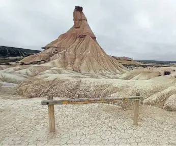  ??  ?? Castildeti­erra, emblema de Bardenas, ayer aparecía sin un solo turista.