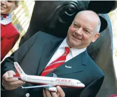  ?? Foto: Dedert, dpa ?? Hunold im Jahr 2006. Damals ging Air Berlin an die Börse und kaufte die Fluggesell schaft dba. Ein Jahr später kam der Ferienflie­ger LTU hinzu.