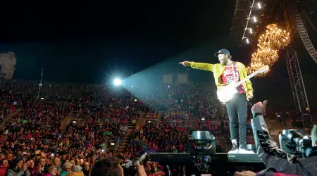  ??  ?? Lampadari e pop Jovanotti sul palco dell’Arena ieri sera, davanti a 13 mila fan entusiasti (Sartori)