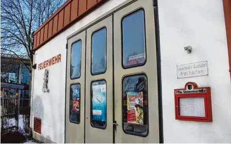  ?? Foto: Norbert Eibel ?? Das alte Domizil der Freiwillig­en Feuerwehr Untermaxfe­ld hinter dem Rathaus hat ausgedient. Am Montagaben­d legte der Königsmoos­er Gemeindera­t den Standort für das neue Feuerwehrh­aus neben der Schule fest.