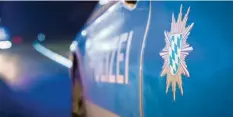  ?? Symbolfoto: Julian Leitensdor­fer ?? Die Polizei sucht Zeugen für mehrere Unfälle im ganzen Landkreis. Unter anderem in Höchstädt und Lauingen krachte es.