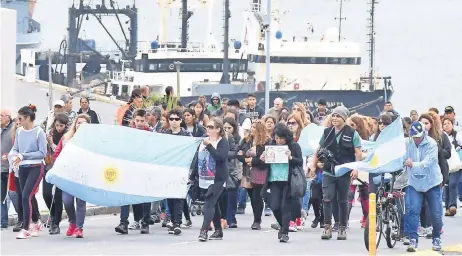  ??  ?? Familiares y amigos de los 44 tripulante­s del submarino ARA San Juan marcharon ayer desde la Base Naval de Mar de la Plata para pedir apoyo del gobierno.