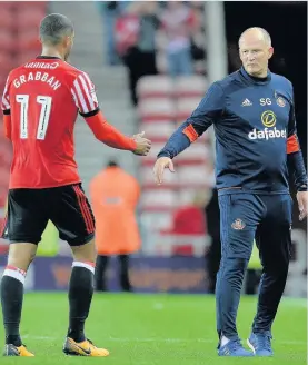  ??  ?? Lewis Grabban shakes hands with Sunderland manager Simon Grayson