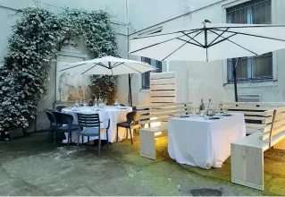  ??  ?? Solo su prenotazio­ne Tavoli preparati per la cena tra le mura del Giardino dello Speziere