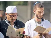  ?? FOTO: DPA ?? Ein Jude und ein Muslim nehmen an der interrelig­iösen Gedenkfeie­r für die Opfer der Schoah teil.