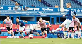  ??  ?? Ice cool: Everton’s Icelandic midfielder Gylfi Sigurdsson calmly nets from the penalty spot