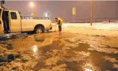  ?? PHOTO PASCAL HUOT ?? Le fleuve a débordé à Québec hier soir, causant la fermeture de la rue Dalhousie à partir de la côte de la Montagne pendant quelques heures. Selon la police, aucun incident n’est survenu.